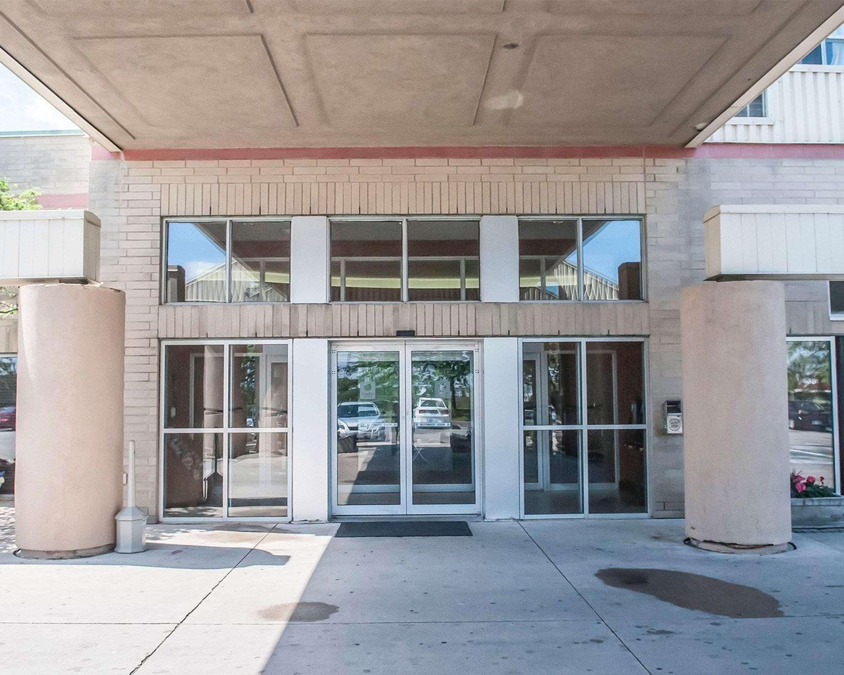 Comfort Hotel Airport North Toronto Exterior photo