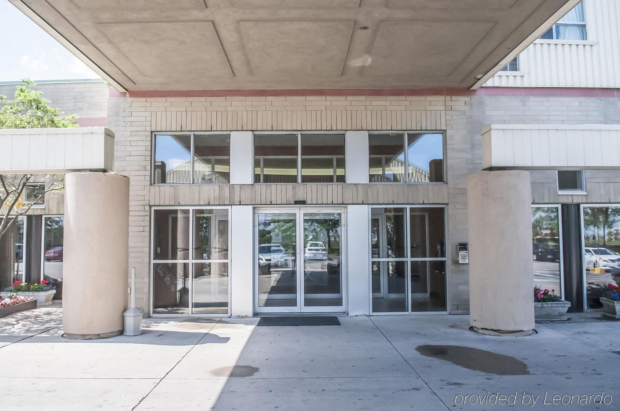 Comfort Hotel Airport North Toronto Exterior photo